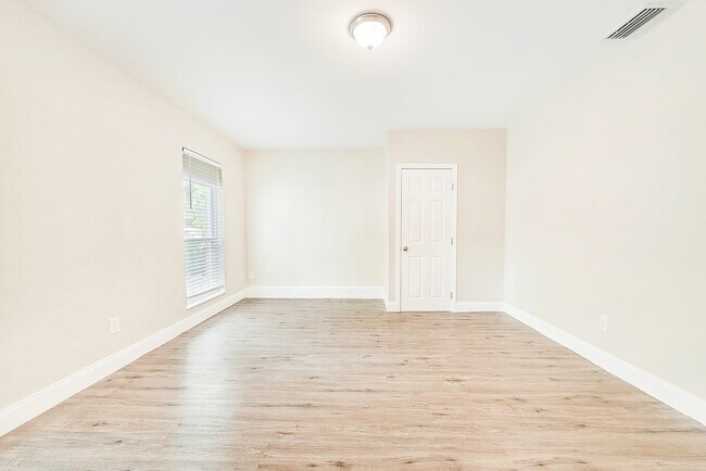 Building Photo - 5514 Valley Oak Dr