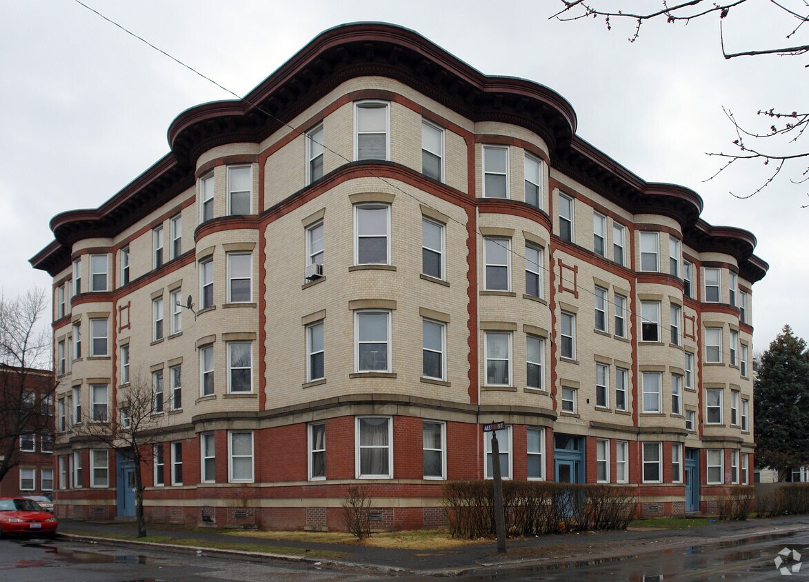 Primary Photo - 413-415 Pleasant St
