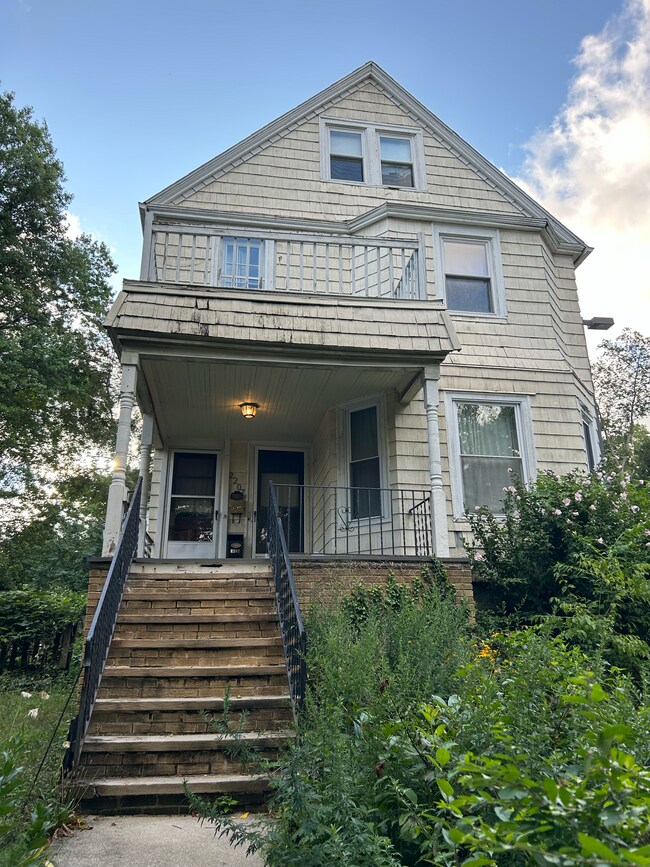 Front of Building - 2207 Grandview Ave