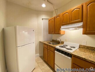 Building Photo - 136 Hemenway St
