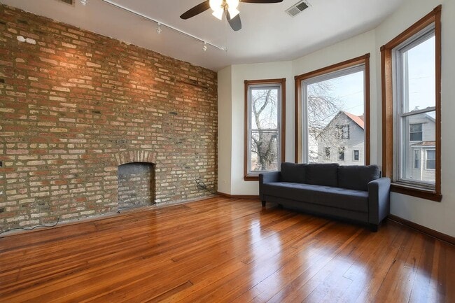 Building Photo - 2114 N California Ave