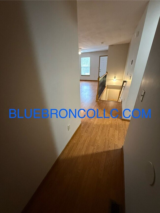 Foto del edificio - Georgous duplex in Raymore with a lot to offer!