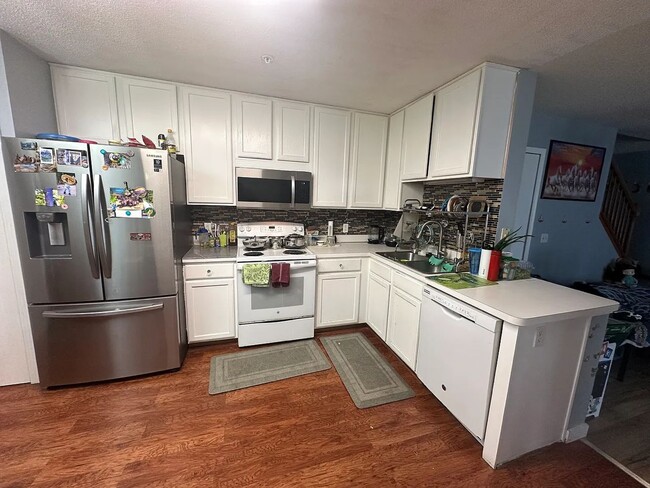 kitchen cabinets and newer appliance - 13196 Spencer Sweet Pea Ln
