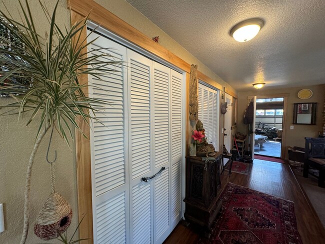 Building Photo - ZELIA! Arcata 3/2, 2 car garage, south fac...