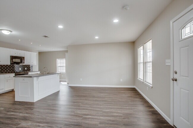 Foto del edificio - 4 Bed, 2 Bath in South Overton!
