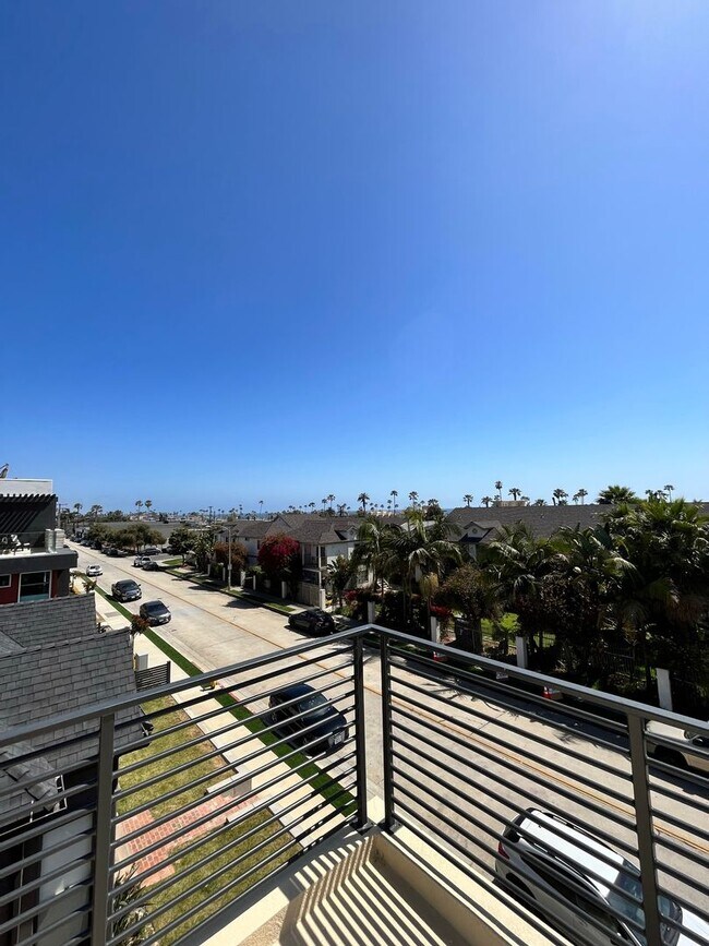 Foto del edificio - Charming Rooftop 3 Bed / 3 Bath Townhome Just Blocks from the Beach! Available for Pre-LEASE TODAY!