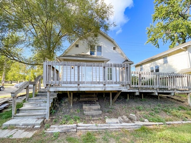 Building Photo - PRELEASING for AUGUST! Close to Campus: In-Unit Washer and Dryer