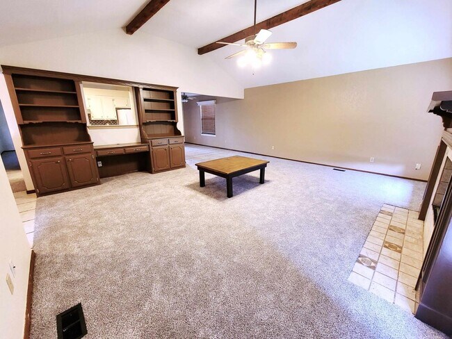 Foto del edificio - Spacious Living in a Prime Yukon Location
