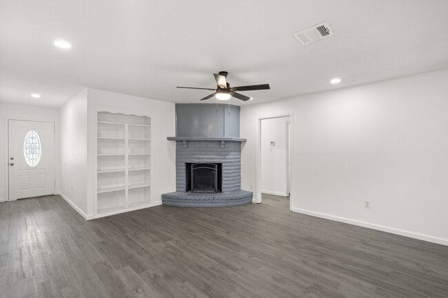 Building Photo - 16822 David Glen Dr