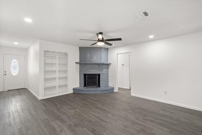 Foto del edificio - 16822 David Glen Dr