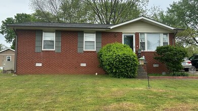 Building Photo - 204 Crest Dr