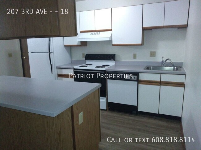 Building Photo - 2 bedroom/ 1.5 bath Apartment in Monroe, WI