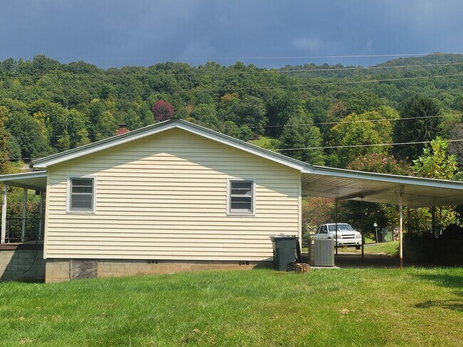 Foto del edificio - 1446 Camp Branch Rd