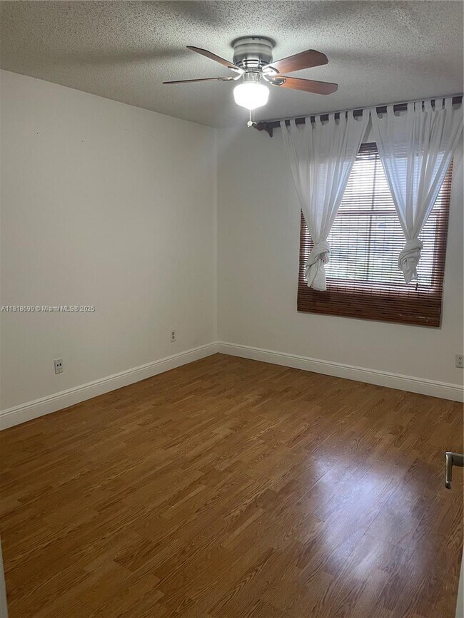 Building Photo - 10370 SW 150th Ct