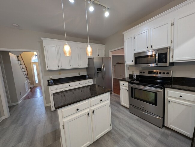 Building Photo - Beautiful 2 story, 4 bed, 2.5 bath Home Located in the Davis Lake Community!