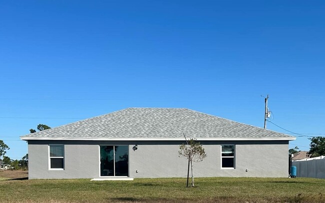 Foto del edificio - BRAND NEW CONSTRUCTION 4/2 Cape Coral