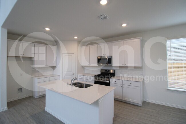 Building Photo - 9945 Little Tree Ln