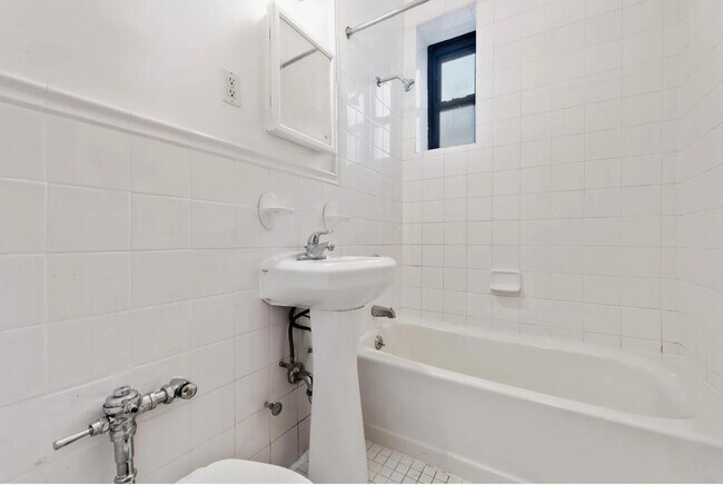 Foto del edificio - 3616 Henry Hudson Pkwy