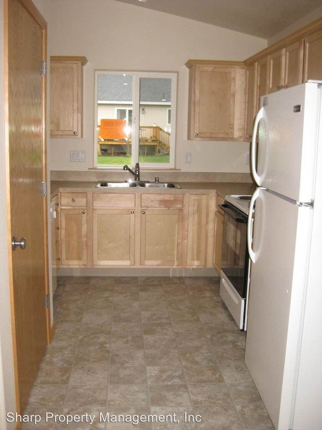 Building Photo - 3 br, 2 bath House - 80 Hill Drive