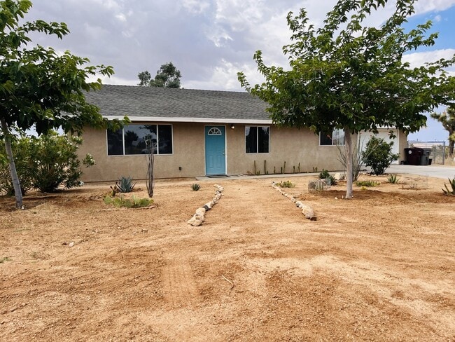 Building Photo - Charming 3-Bedroom with 2 Full Baths on th...