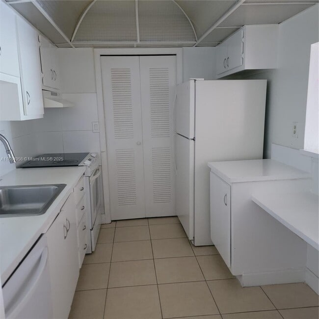 Foto del edificio - 120 Lakeview Dr