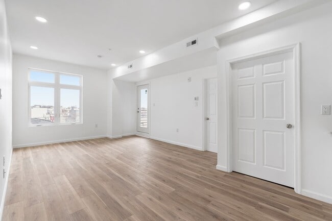 Building Photo - 4512 Lancaster Ave