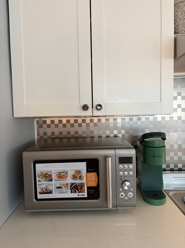 Microondas completamente nuevo - 454 Racine Dr