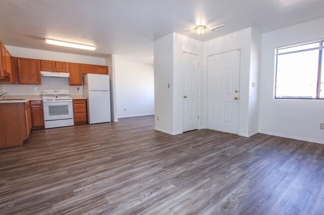 Building Photo - 8448 E Lakeshore Dr