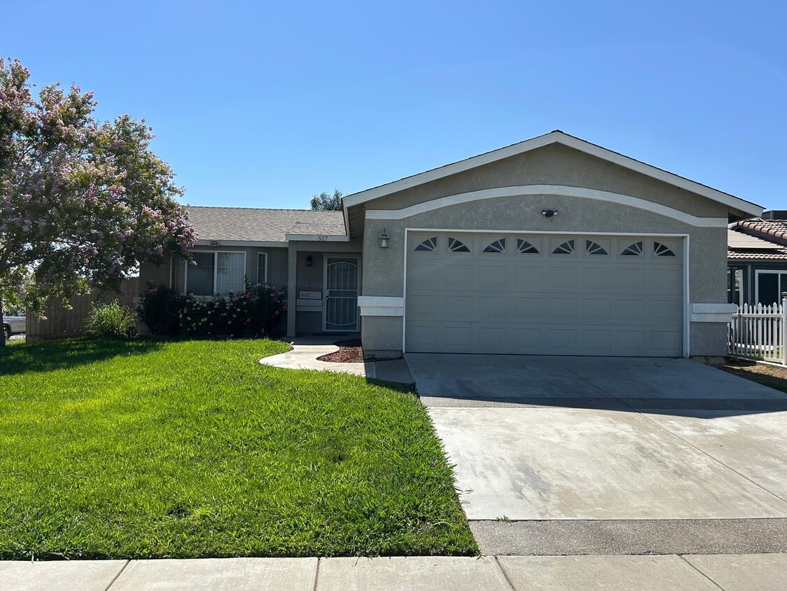Primary Photo - Bright & Comfortable 4 Bed, 2 Bath Home on...