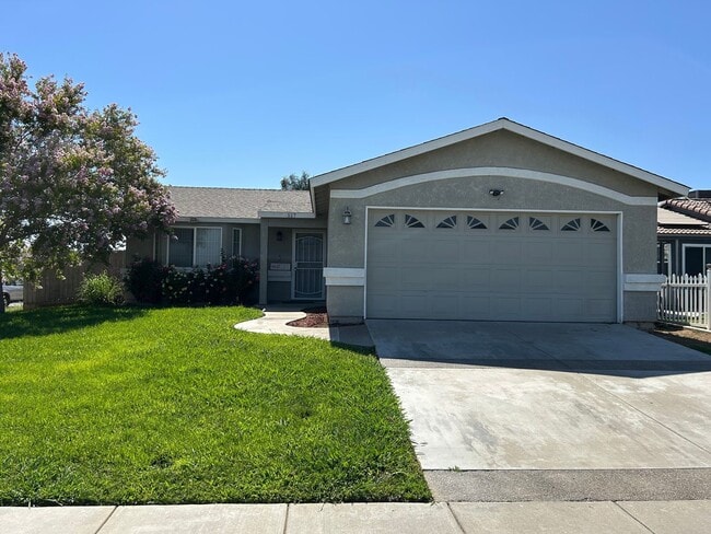 Bright & Comfortable 4 Bed, 2 Bath Home on... - Bright & Comfortable 4 Bed, 2 Bath Home on...