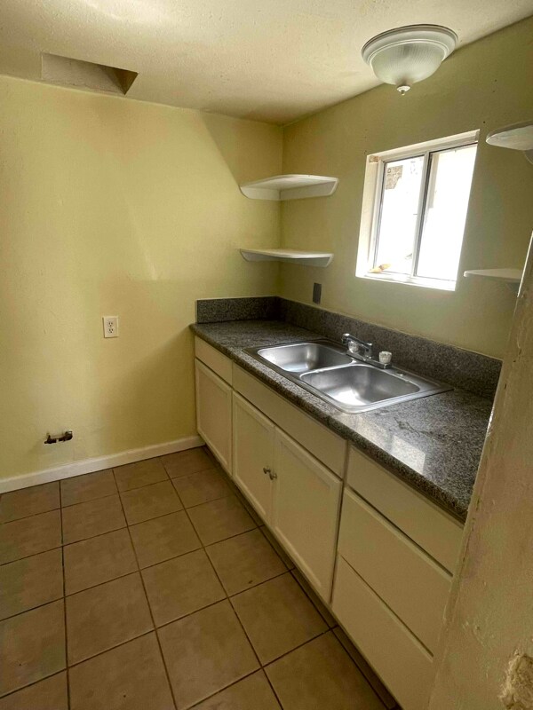 3312 Elda Ave Unit 1, Bakersfield, CA 93307 Room for Rent in