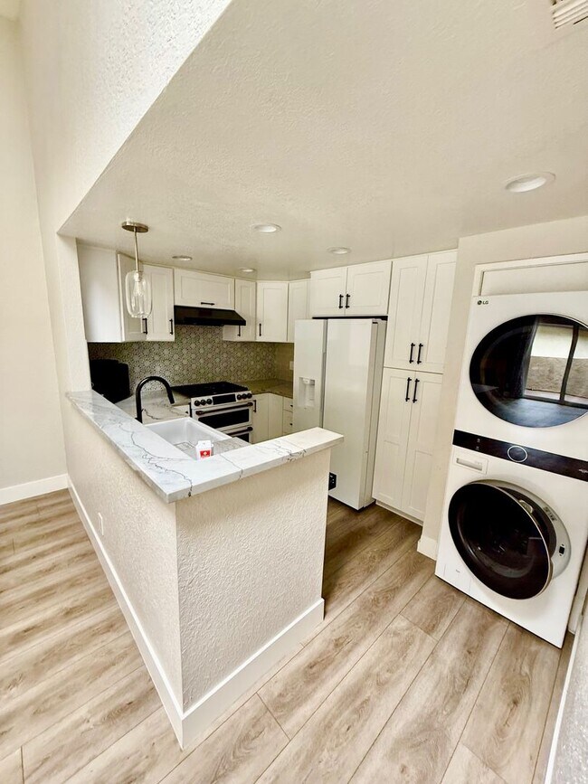 Building Photo - Great Vista Condo