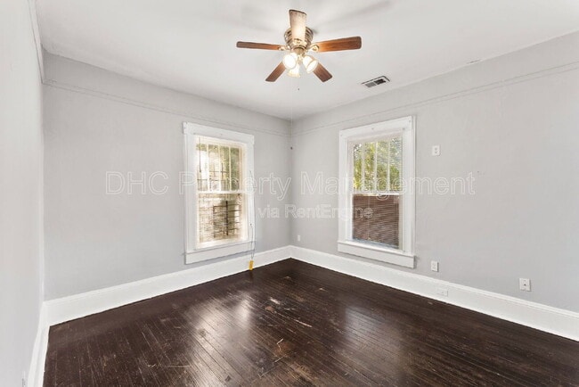 Foto del edificio - 896 Spencer St NW