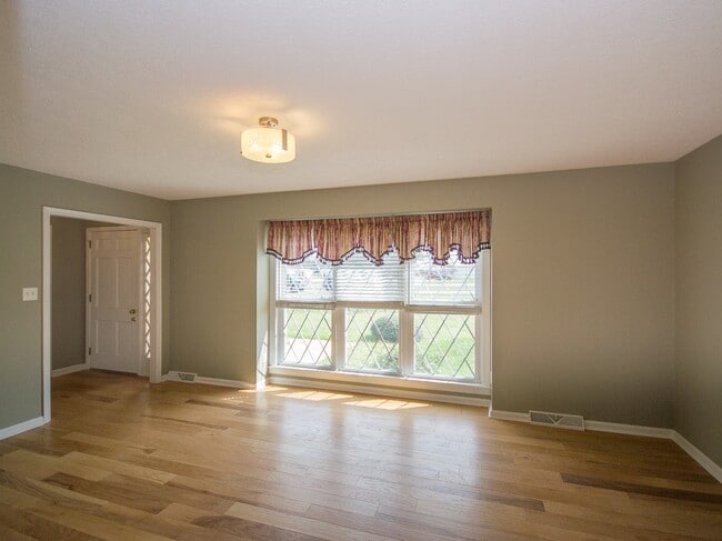 Building Photo - Beautiful Home in Athens City near Buc-ees!