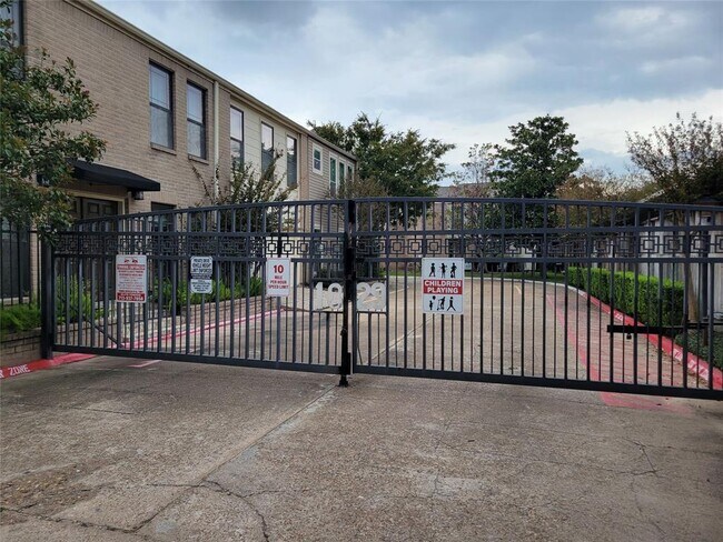 Foto del edificio - 1829 Bering Dr