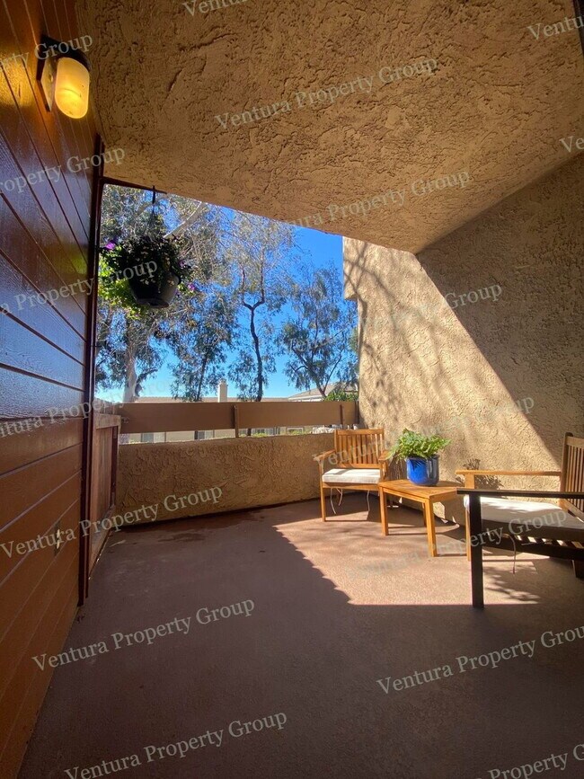 Foto del edificio - "COMING SOON - Spacious 2-Bed Townhouse in Ventura's Heart!"