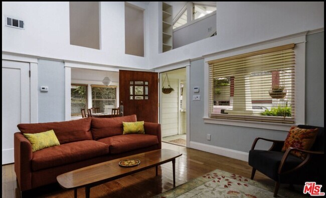 Foto del edificio - 652 Woodlawn Ave