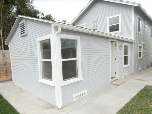 Building Photo - 933 10th St