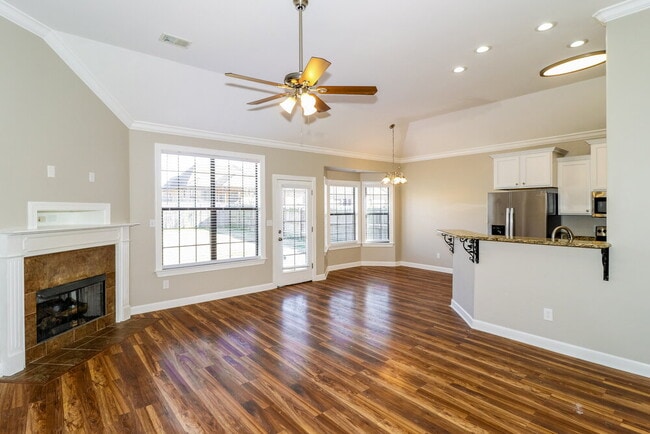 Foto del edificio - 1386 Sawmill Creek Ln