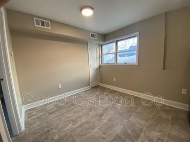 Foto del edificio - 334 Harris Hill Rd