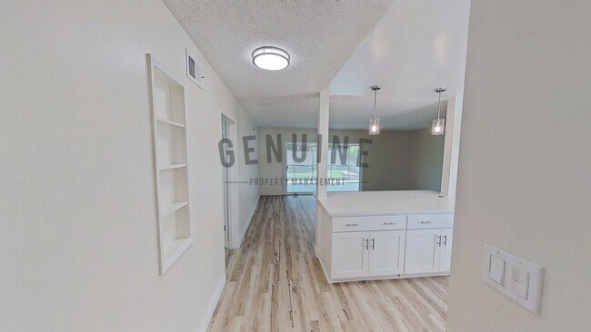 Building Photo - Upgraded 3Bd 2Ba House w/ Sunroom