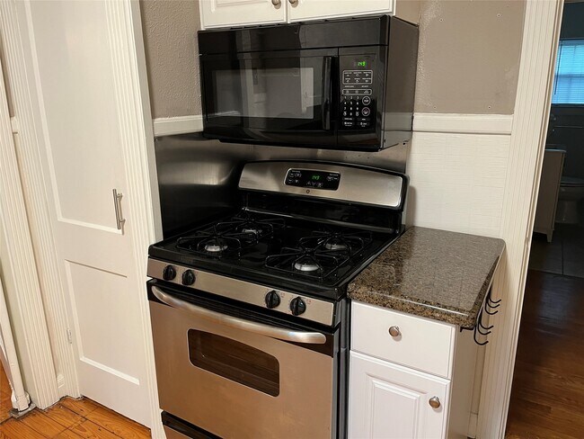 Foto del edificio - 2121 Milford St