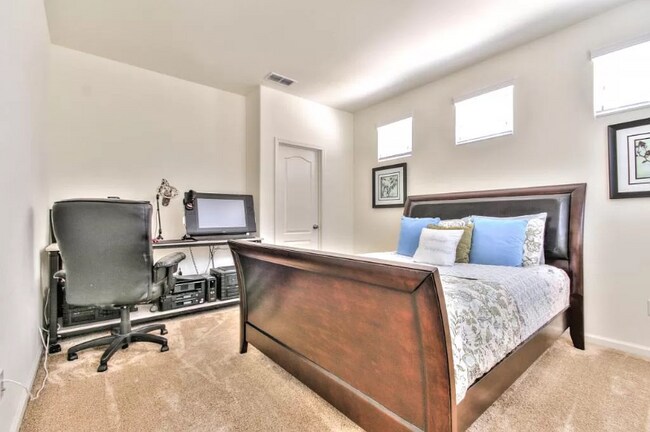Foto del edificio - 449 Constantine Ct