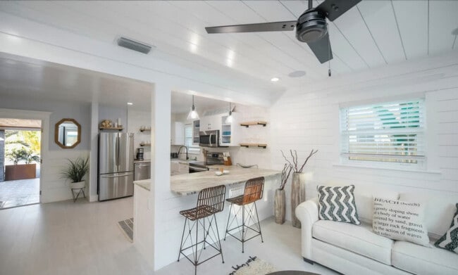 Building Photo - 613 Fern St