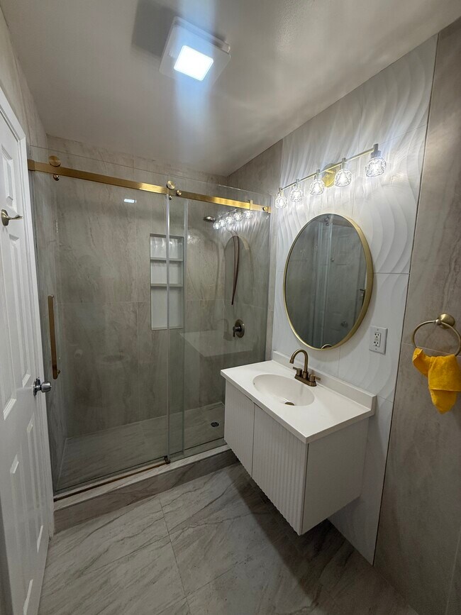 Foto del edificio - 303 E 213th St