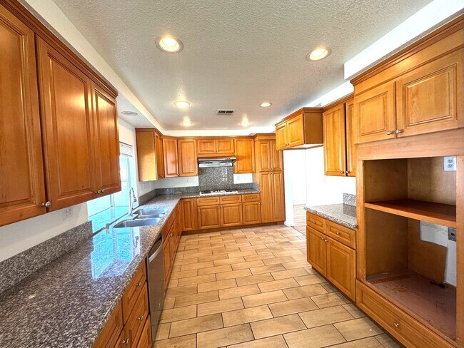 Foto del edificio - Beautiful 3 Bedrooms, 2.5 Baths Home with 3 Garage in Gated West Covina Community