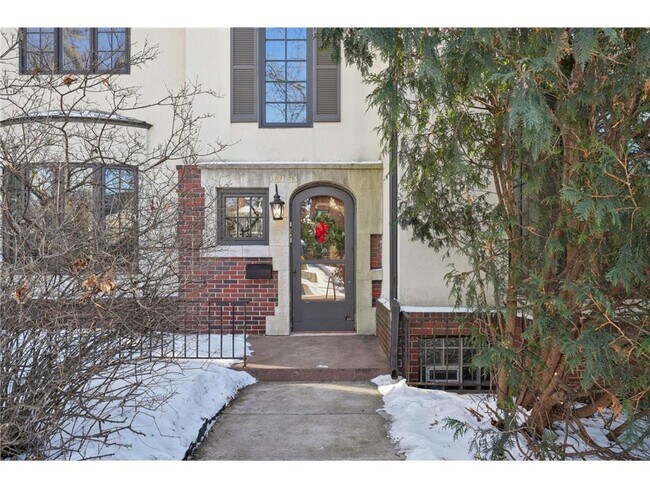 Foto del edificio - 1721 Humboldt Ave S