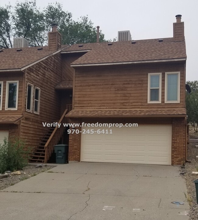 Building Photo - Lots of space in this 3 Bedroom 2.5 Bath Ridges Duplex