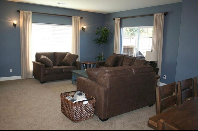 Foto del edificio - Beautiful 4 Bedroom 3 Bathroom House Atasc...