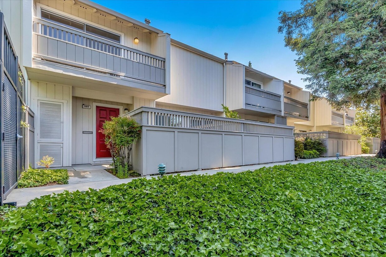 Foto principal - End Unit Townhome in The Cherrywood Community